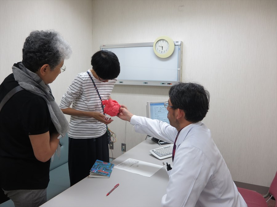 医師から手術について説明を受ける大場さんの写真