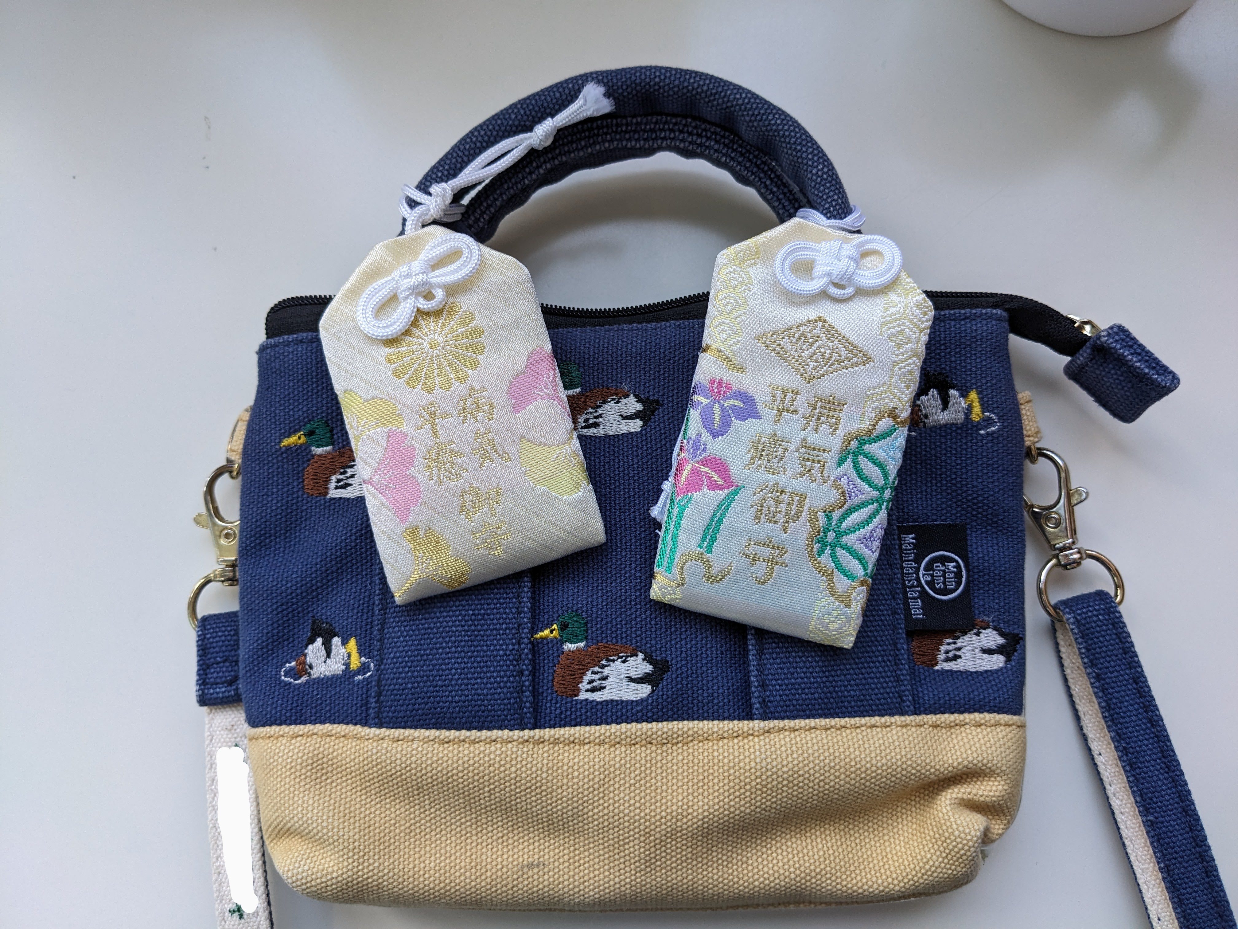 ポーチと御守りの写真