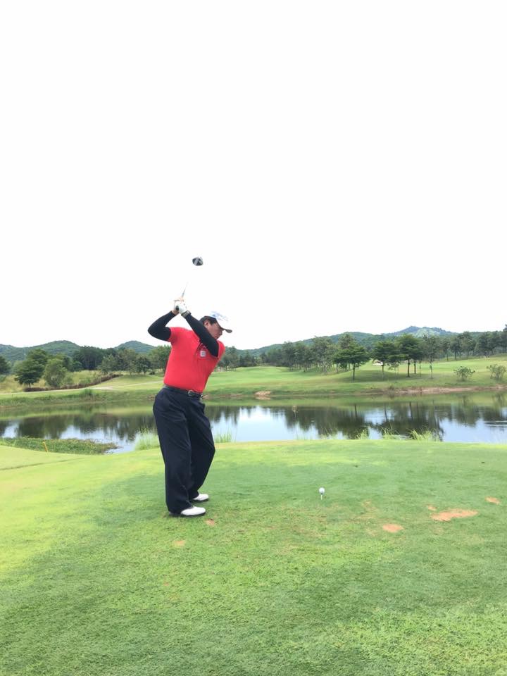 ゴルフをするお写真